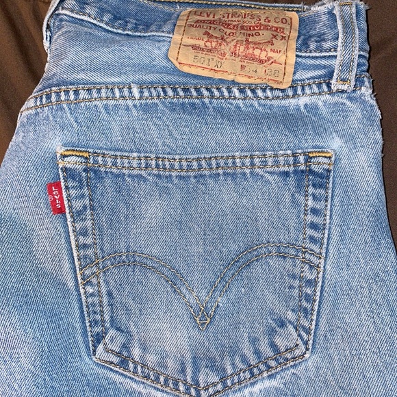 Light wash Levi Denim jeans - Picture 3 of 7